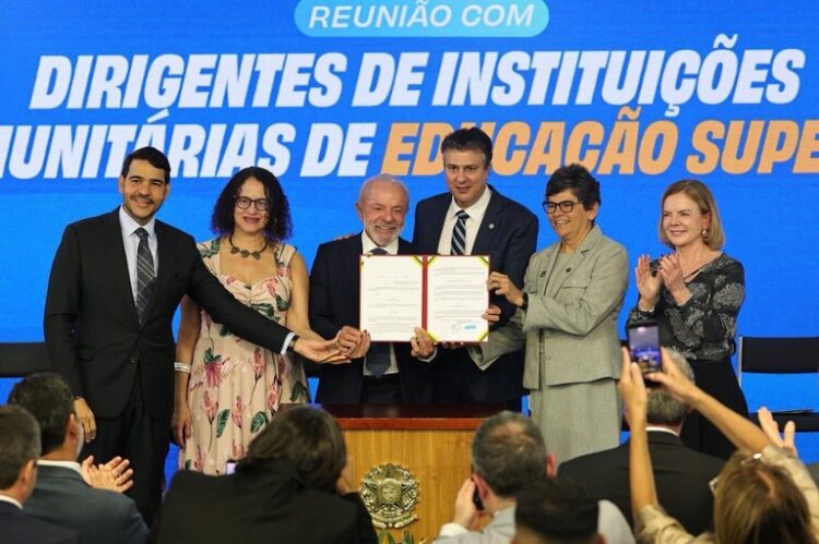 Ato foi assinado pelo presidente Lula e o ministro da Educação, Camilo Santana. Bruna Araújo/MEC