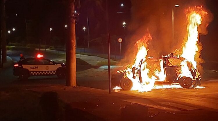 Colisão ocorreu na rótula de acesso ao bairro Floresta. PMEV/Divulgação