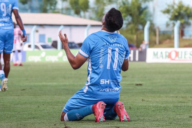 Allison, de joelhos, comemora o gol e a classificação do Noia. Wilber Dorneles/ECNH