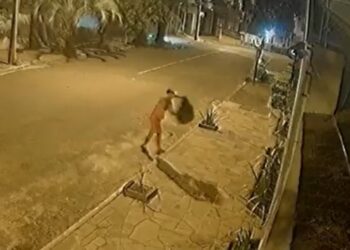 Inacreditável: gari recolheu saco da rua e arremessou contra a residência
