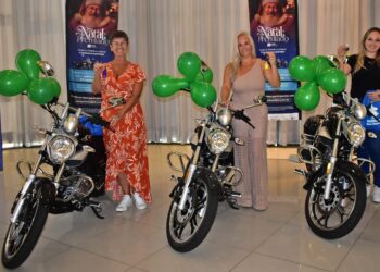 Entrega das motos para as sorteadas ocorreu na tarde desta terça-feira. CDL-NH/Divulgação
