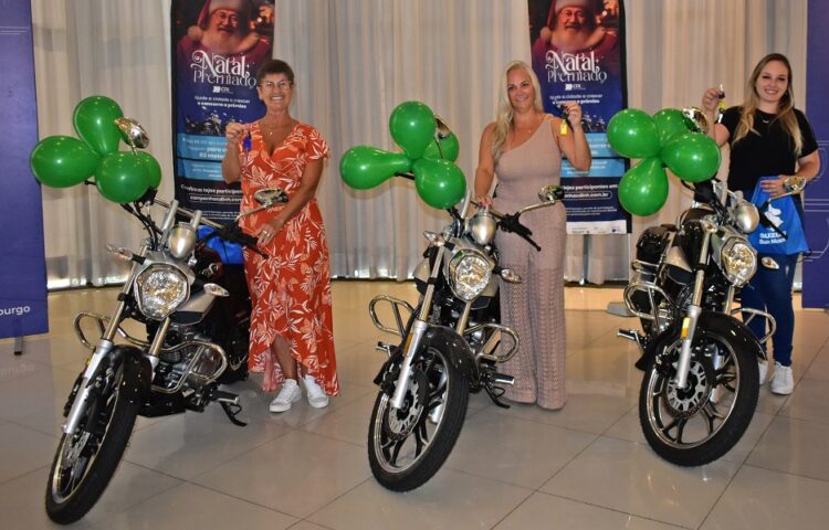 Entrega das motos para as sorteadas ocorreu na tarde desta terça-feira. CDL-NH/Divulgação