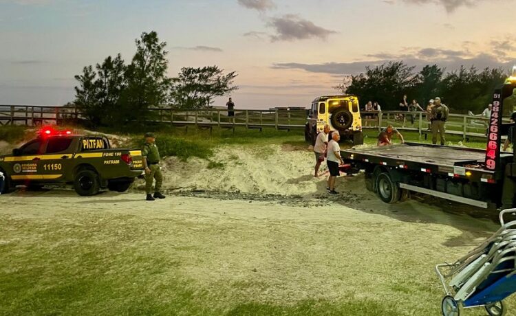 Mais de dez veículos estacionaram em área de dunas e de proteção ambiental