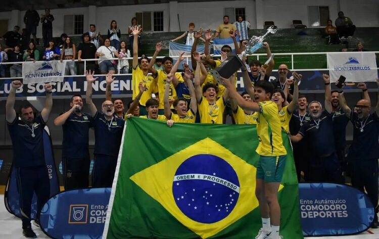 O capitão Pedro Berlitz ergue o troféu de campeão do Sul-Americano. Voley_Feva/Divulgação
