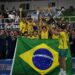 O capitão Pedro Berlitz ergue o troféu de campeão do Sul-Americano. Voley_Feva/Divulgação