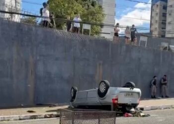 Queda do veículo foi registrada na tarde deste domingo. Divulgação