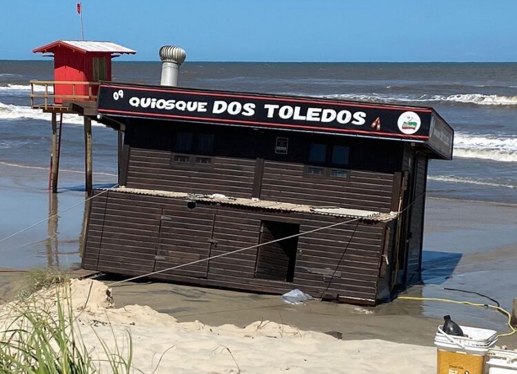 Quiosque em Capão da Canoa precisou ser amarrado e teve sua estrutura atingida