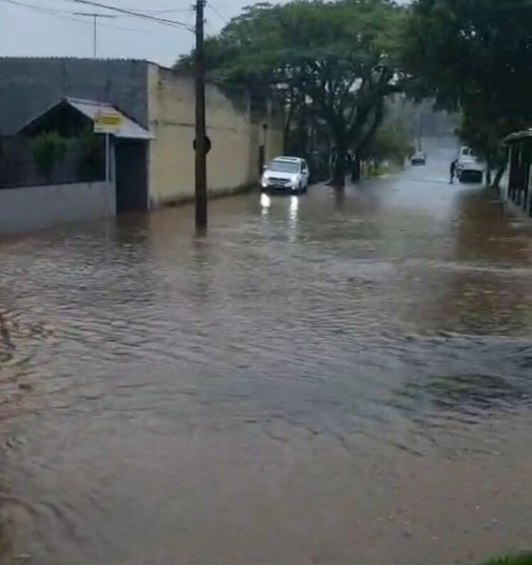 Rua Alberto Torres sofreu com mais uma chuvarada. Divulgação