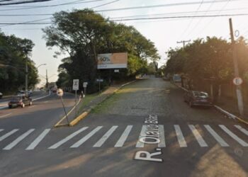 Fios foram arrancados por caminhão na Rua Olavo Bilac. Google Maps