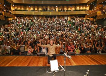 Cerca de mil pessoas acompanharam o show no Teatro Feevale, em Novo Hamburgo. Diego Soares/Divulgação