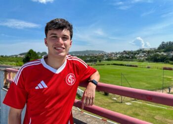 Kauã Diniz assinou com o Internacional e inicia nova etapa na carreira. Na foto, no CT do clube.