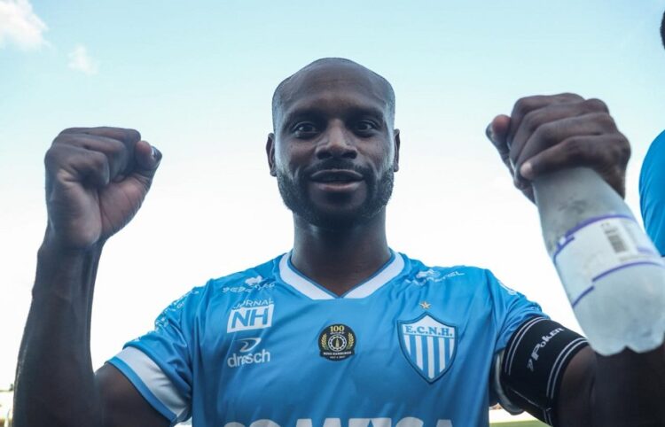 Com a braçadeira de capitão, Amaral comemorou a classificação após a vitória sobre o Guarany. Wilber Dorneles/ECNH