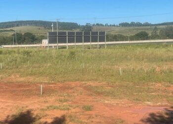 Terreno que recerá obras já foi marcado com estacas pelo DNIT