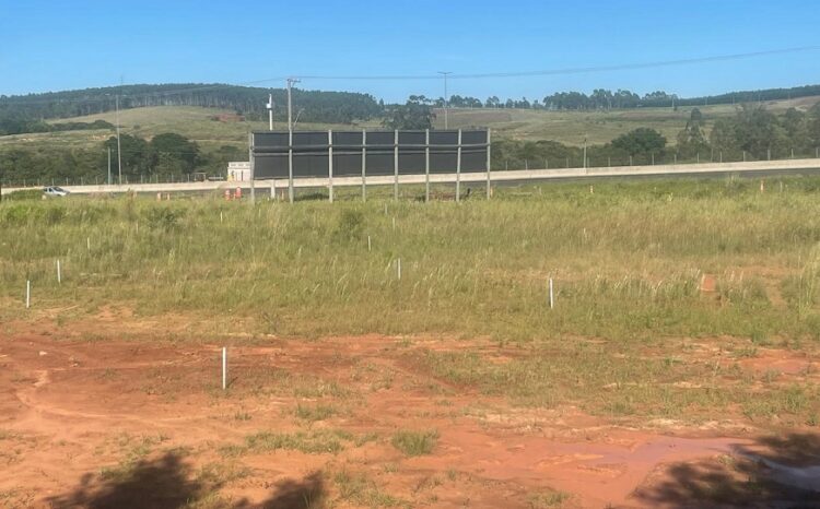 Terreno que recerá obras já foi marcado com estacas pelo DNIT