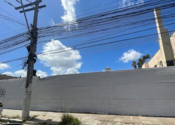 Terreno na Rua Gomes Portinho foi limpo e cercado com placas de metal