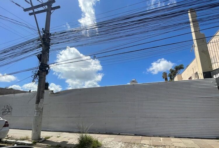Terreno na Rua Gomes Portinho foi limpo e cercado com placas de metal