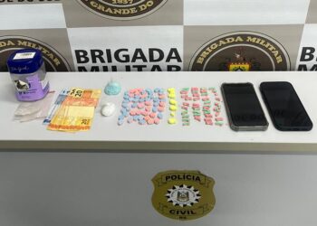 Objetos apreendidos dentro do automóvel. Brigada Militar/Divulgação