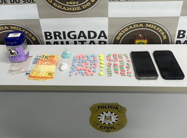 Objetos apreendidos dentro do automóvel. Brigada Militar/Divulgação