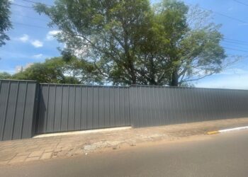 Área onde será erguido o Cestto Atacadista recebeu estrutura de proteção e cercamento