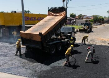 Nesta sexta-feira, equipe esteve na esquina da Pedro Adams Filho com Rua Lima resolvendo problema que provocou prejuízos. Ramon Belmonte/PMNH