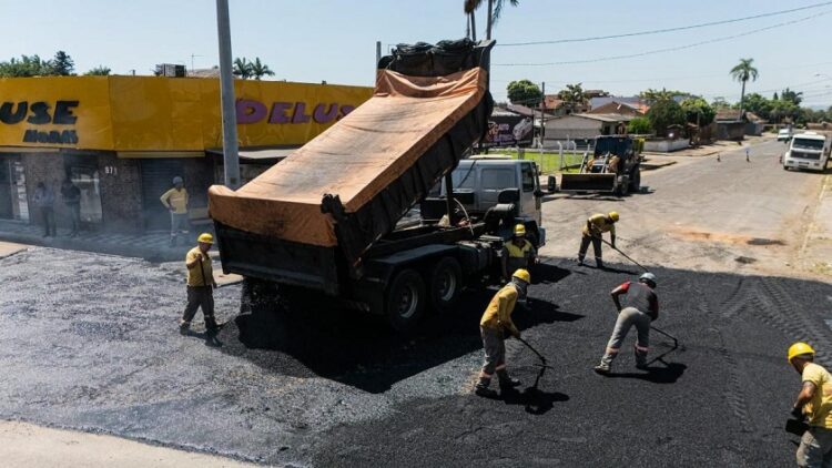 Nesta sexta-feira, equipe esteve na esquina da Pedro Adams Filho com Rua Lima resolvendo problema que provocou prejuízos. Ramon Belmonte/PMNH