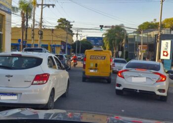 Cada um vai parando de acordo com sua percepção e o trânsito fica uma bagunça na Rua Tupinambá