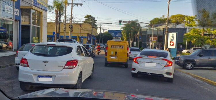 Cada um vai parando de acordo com sua percepção e o trânsito fica uma bagunça na Rua Tupinambá