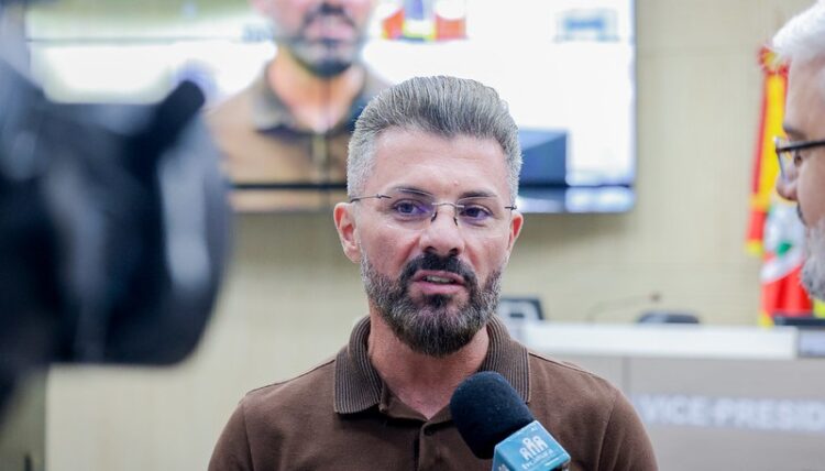 O prefeito Gustavo Finck foi até a Câmara defender novo parcelamento. Moris Musskopf/CMNH