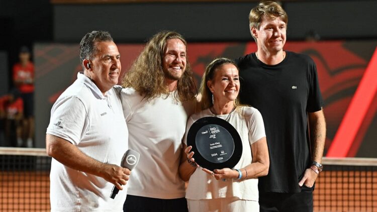 Ricardo Acioly entregou a homenagem para a família de Ivan Kley. Rio Open/Divulgação