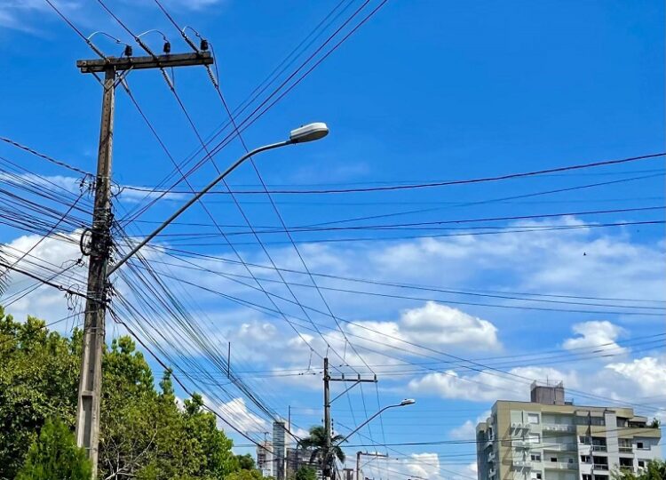 Queixas sobre demora para substituir lâmpadas queimadas chegam de todas as regiões da cidade