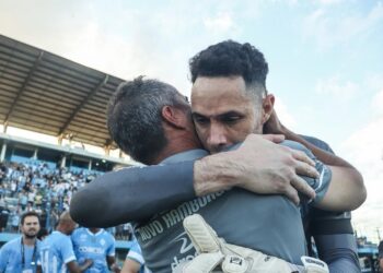 Após a classificação deste sábado, o abraço emocionado do técnico Rogério Zimmermann e do goleiro Omar. Wilber Dorneles/ECNH