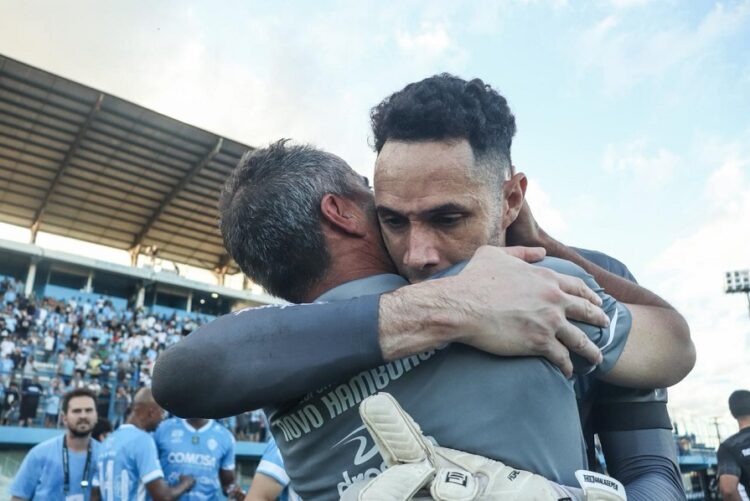 Após a classificação deste sábado, o abraço emocionado do técnico Rogério Zimmermann e do goleiro Omar. Wilber Dorneles/ECNH