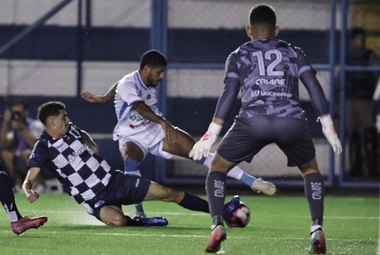 Atacante Leandro foi autor de um lindo gol na noite deste domingo. Leandro Teixeira/ECNH