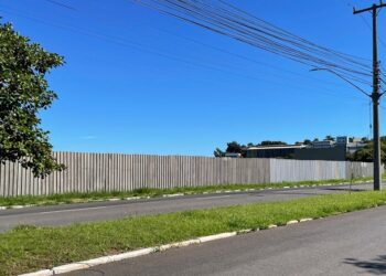 Tapumes cercam terreno na Avenida Vereador Adão Rodrigues de Oliveira