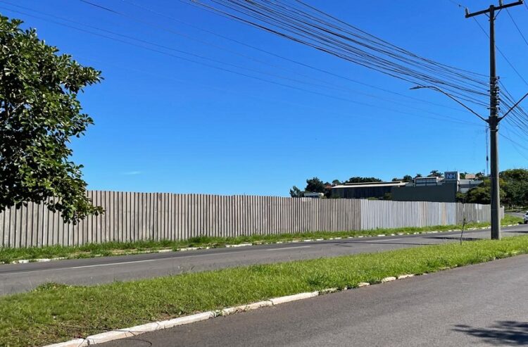 Tapumes cercam terreno na Avenida Vereador Adão Rodrigues de Oliveira