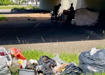 Moradores de rua voltaram a se instalar sob o viaduto da BR-116 na Rua Rincão