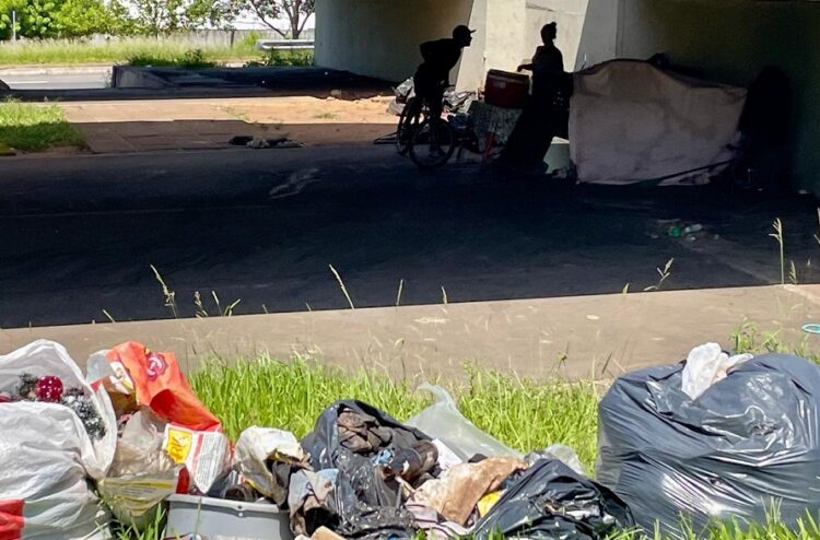 Moradores de rua voltaram a se instalar sob o viaduto da BR-116 na Rua Rincão