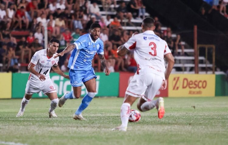 Atacante Leandro teve uma grande chance de marcar no segundo tempo. Vinícius Carvalho/ECNH
