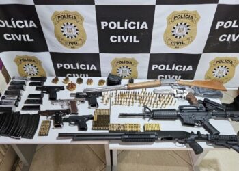 Na ação, foram apreendidas armas de fogo, munições e carregadores. Polícia Civil/Divulgação
