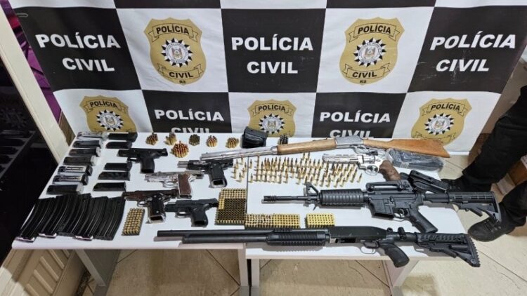 Na ação, foram apreendidas armas de fogo, munições e carregadores. Polícia Civil/Divulgação
