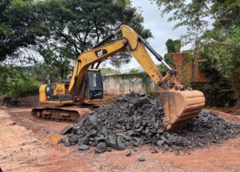 Com apoio do Grupo Zaffari, Prefeitura vem trabalhando para desassoreamento do arroio. Weslei Fillmann/PMNH