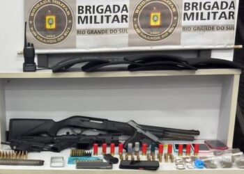Armamentos e munições foram apreendidos na noite desta terça-feira. Brigada Militar/Divulgação