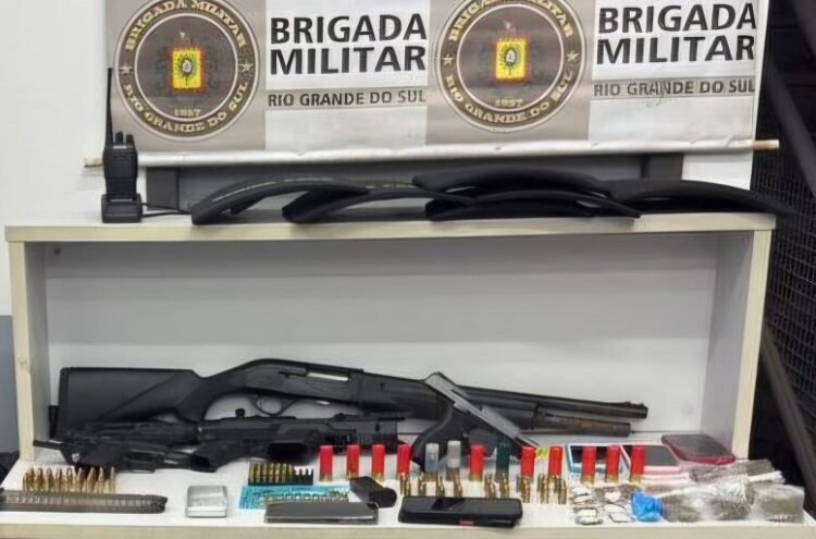 Armamentos e munições foram apreendidos na noite desta terça-feira. Brigada Militar/Divulgação