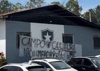 Comunidade protestou em defesa do trabalho realizado pelo Botafogo