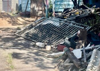 Entulhos e pneus largados na Escola Castro Alves: cenário de abandono e preocupação com mosquito da dengue
