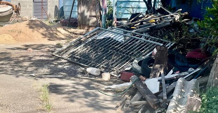 Entulhos e pneus largados na Escola Castro Alves: cenário de abandono e preocupação com mosquito da dengue