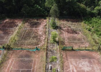 Um cenário triste e decadente: quadras de tênis arruinadas pelo tempo
