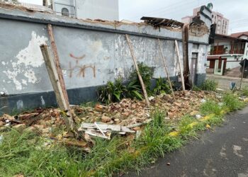 Praticamente todo telhado desabou e, em dias de temporal e vento forte, mais pedaços se soltam das ruínas