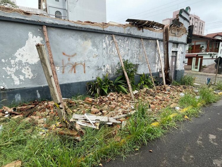 Praticamente todo telhado desabou e, em dias de temporal e vento forte, mais pedaços se soltam das ruínas