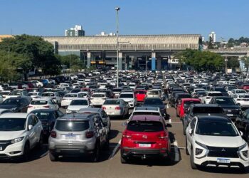 Estacionamento da Fenac lotado: grande visitação na feira realizada de 3 a 5 de março